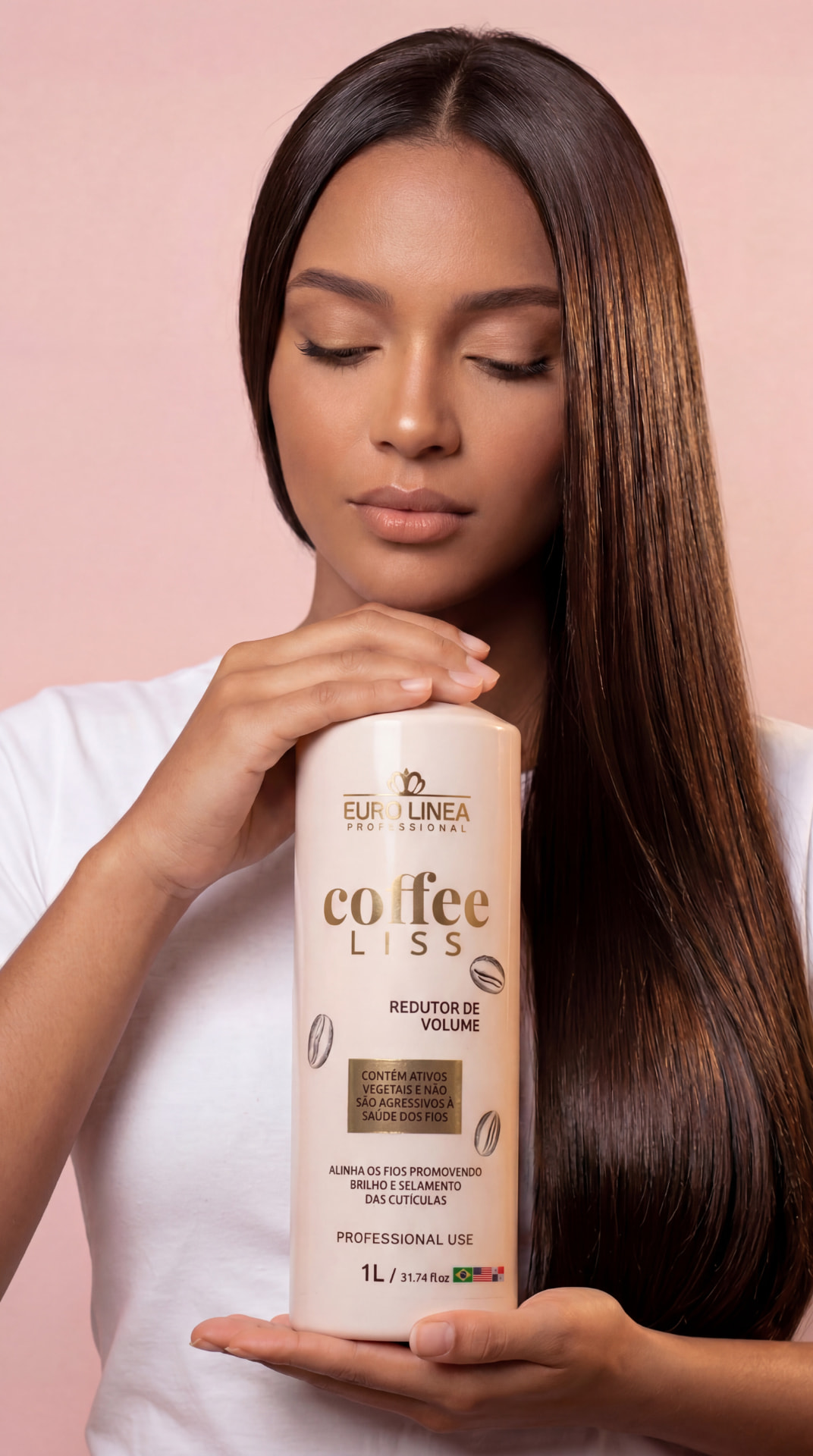 Modelo segurando o produto Coffee Liss Euro Linea